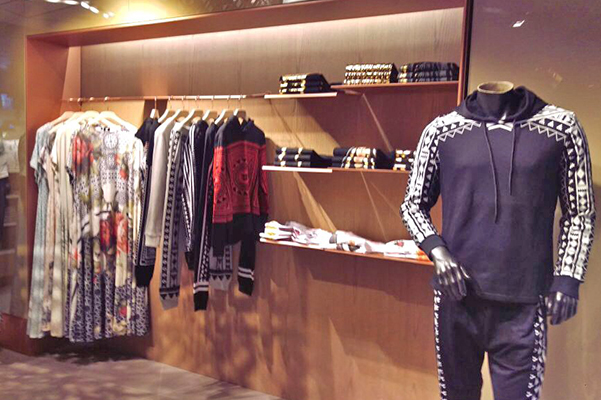 In-Q, concept store
